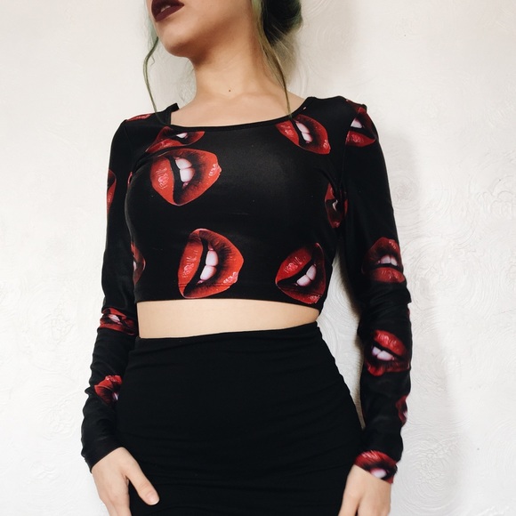Crop top black with red lips - Picture 1 of 2